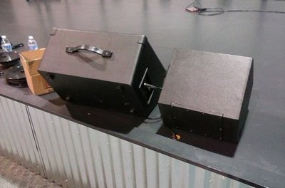 Size comparison versus Kustom KPC12MP 12&quot; powered wedge.