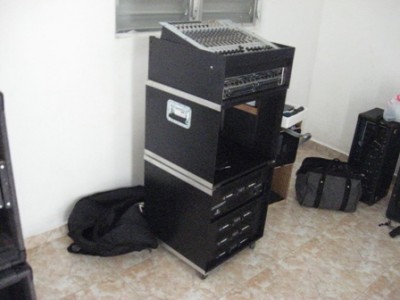 3 piece rack 10,8 and 2 units plus the mixer the mixer is swivel