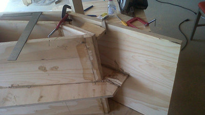 Here we’re Linking c-clamps to hone panel 6 and 5, all while using cut slims to space the horn path.